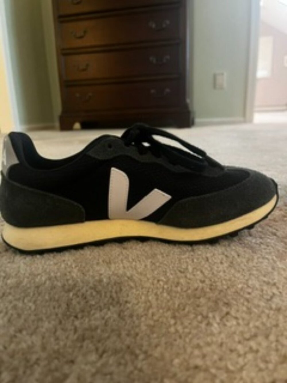 Black and white Veja sneaker - look brand new, women size 7